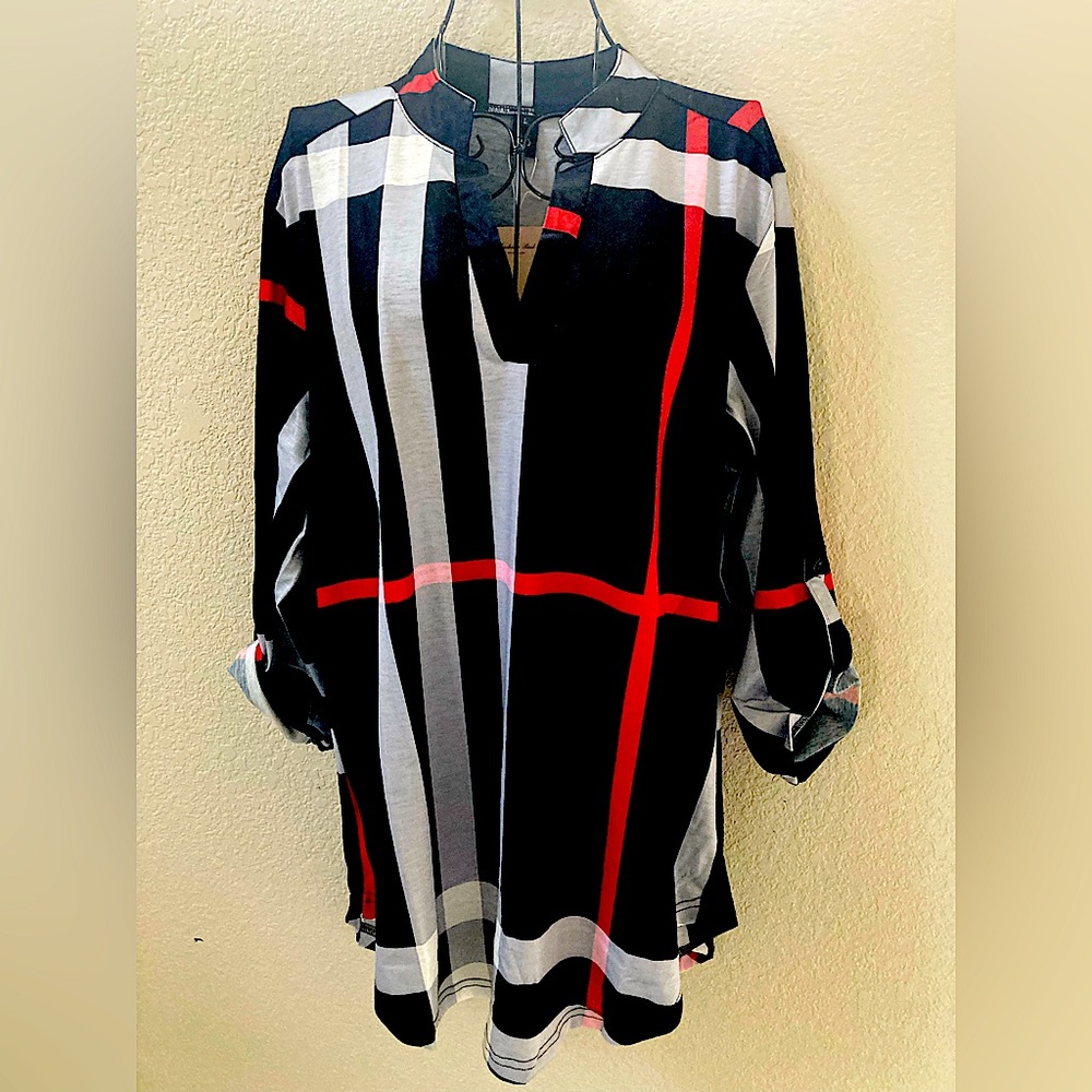 3/4 sleeve black/red/white tunic!! Never worn size L